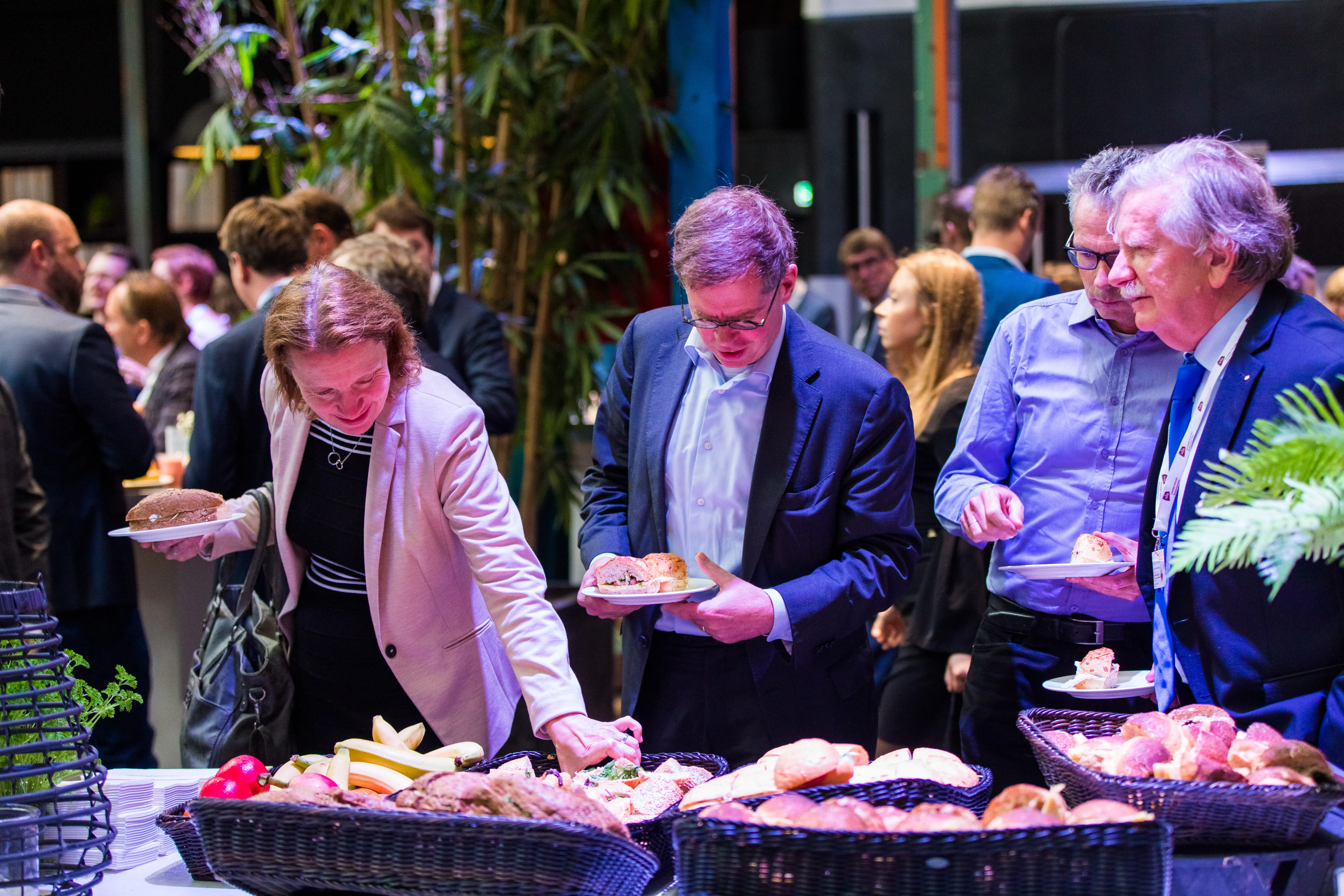 Gasten genieten van broodjes bij de duurzame catering in de Rijtuigenloods